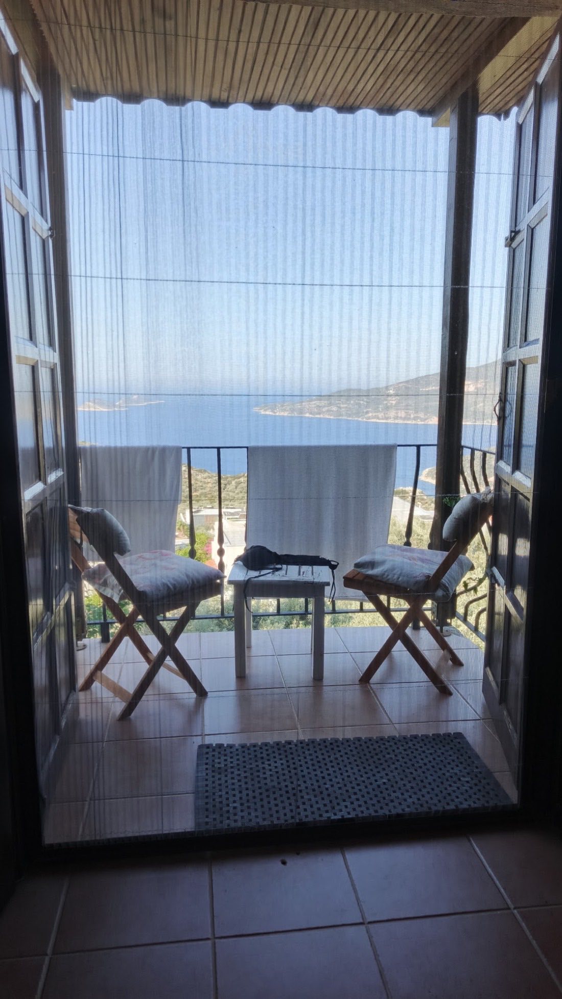Yatak odasından deniz manzaralı balkon