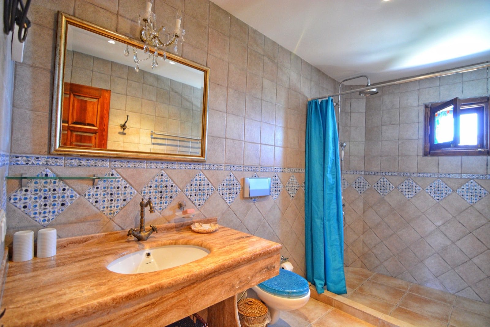 Traverten tezgâhlı, çini bordürlü banyo